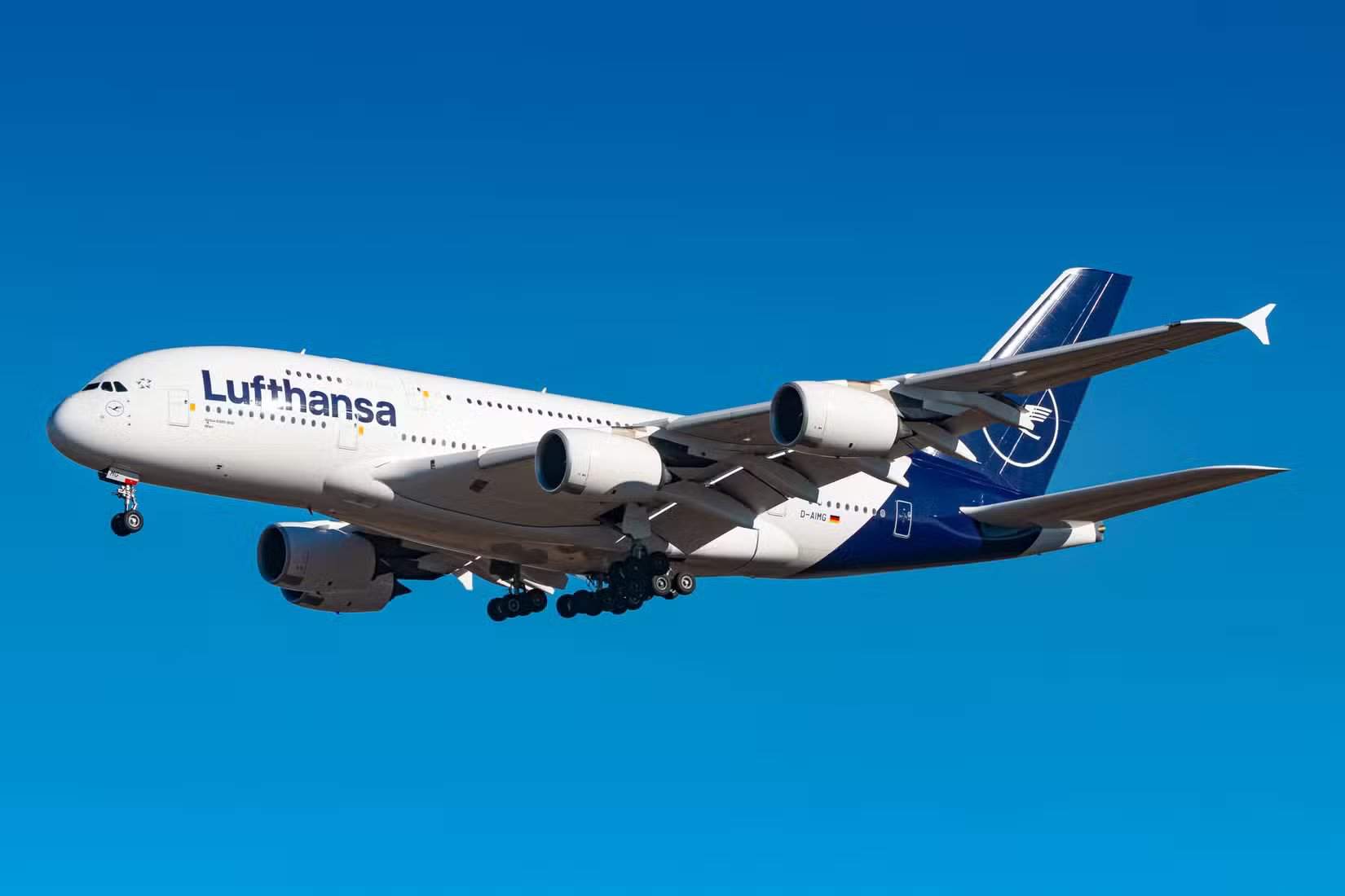 طائرة لوفتهانزا A380 أثناء الطيران