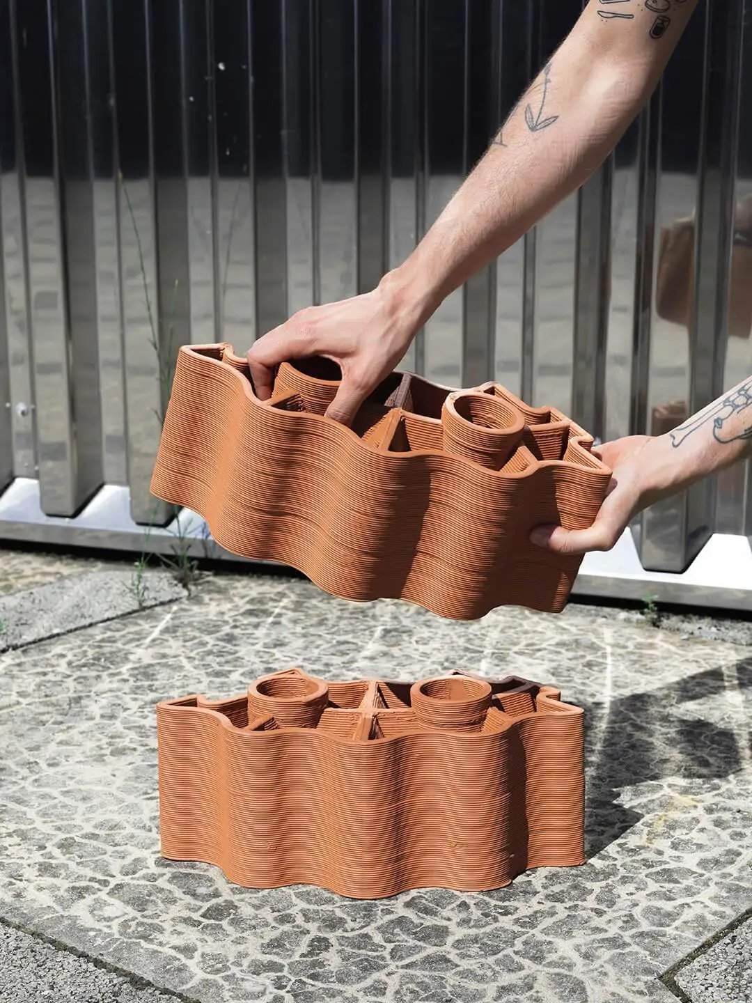 Les briques modulaires en terre cuite constituent le cœur de bloc°, conçues pour être empilées les unes sur les autres.
