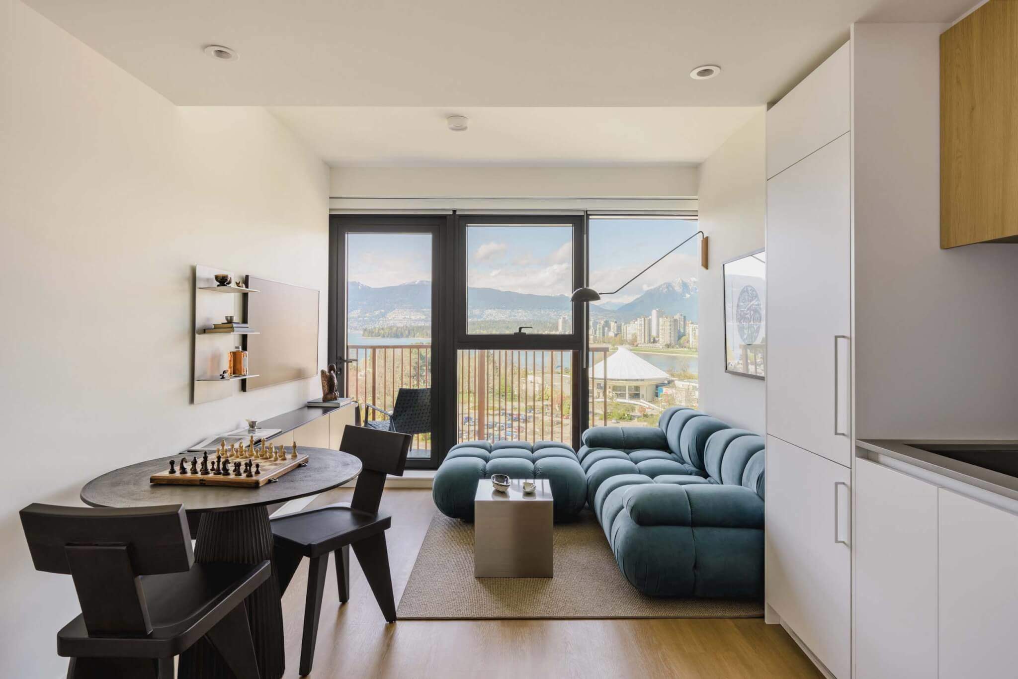 Interior de un apartamento en Sen̓áḵw
