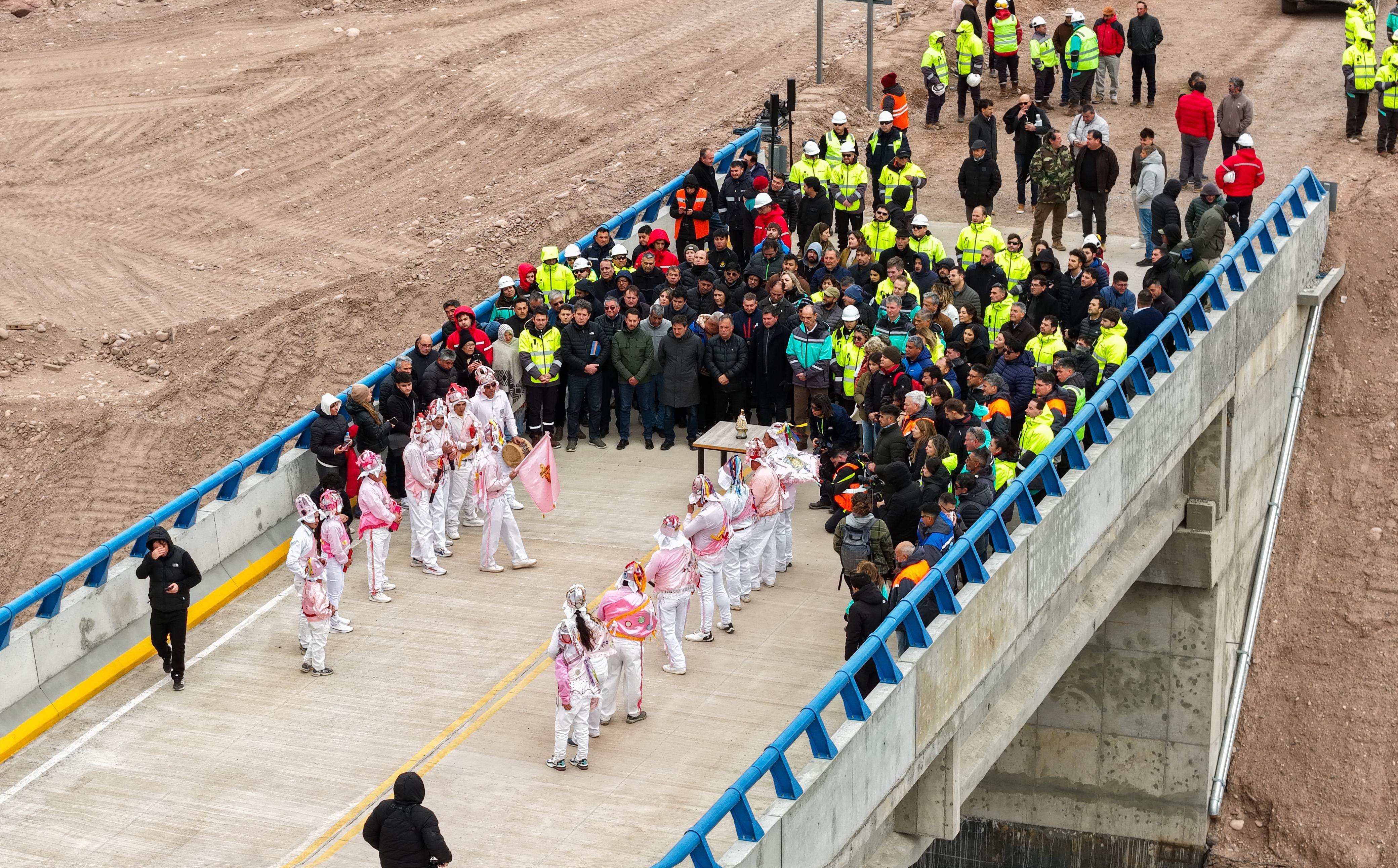 Agrupación de Chinos Danzantes de Andacollo(安达科约的Chinos Danzantes团体)在揭幕仪式上表演向圣母致敬的舞蹈,代表当地文化。