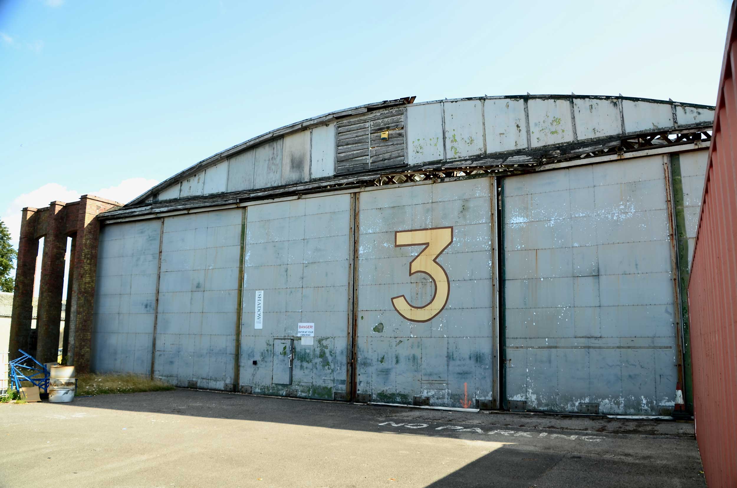 Hangar nº 3 do Aeroporto Old Sarum antes do incêndio