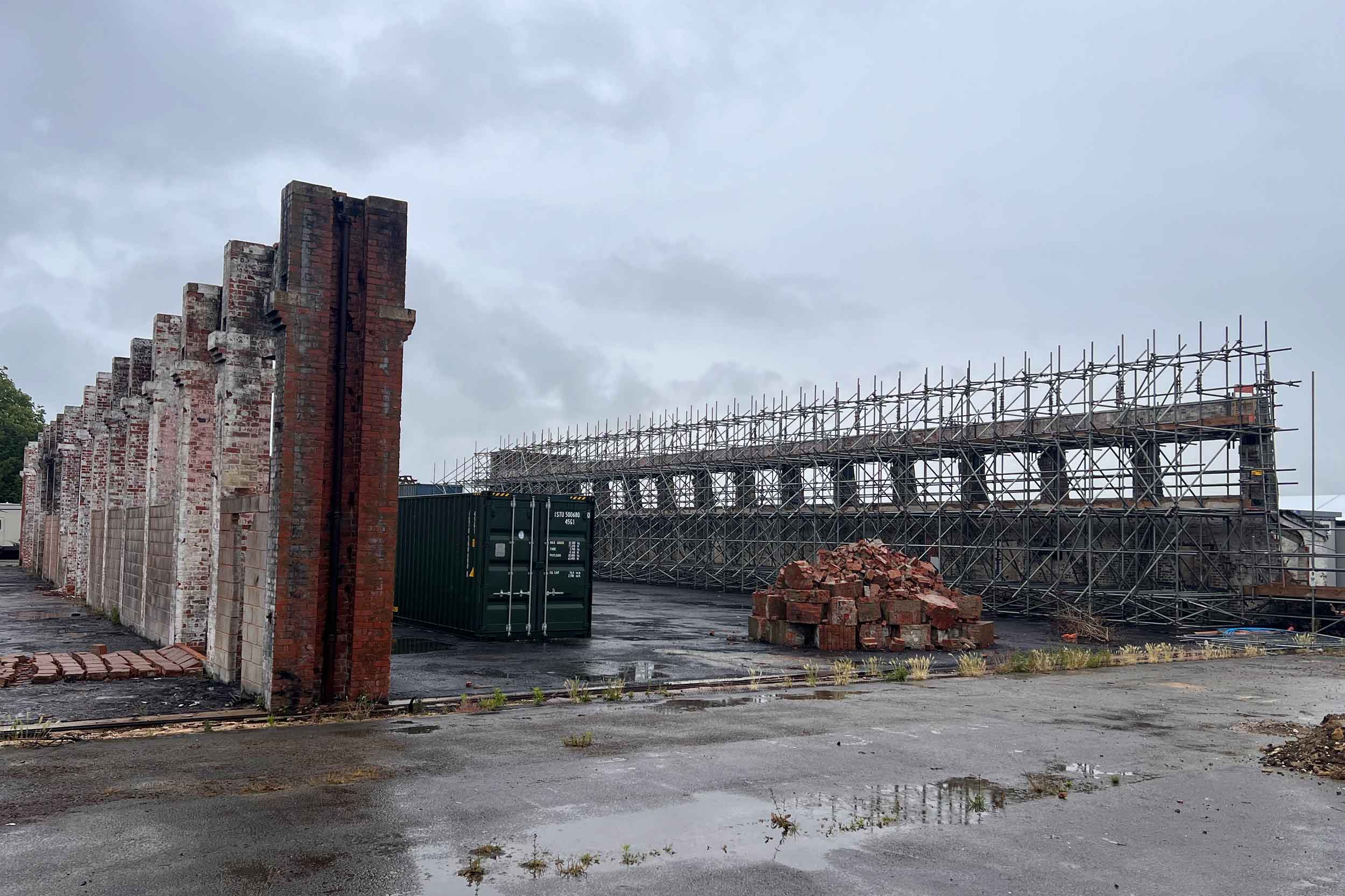 Hangar nº 3 um ano após o incêndio, com amianto removido e tijolos originais preservados para reconstrução