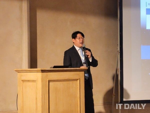 Keynote speaker at the 'Open Source & AI Conference 2026' on the 11th, Lim Hyung-joo, Head of the Yulchon AI DC Center. (Photo by Reporter Kim Byung-joo)