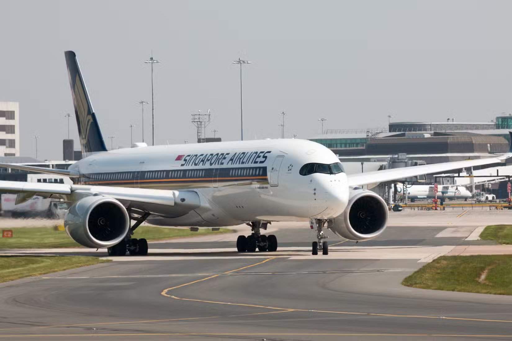 طائرة إيرباص A350-900 تابعة للخطوط الجوية السنغافورية أثناء التاكسي في مانشستر