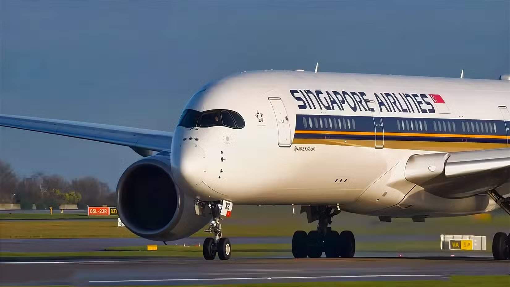 طائرة إيرباص A350-900 تابعة للخطوط الجوية السنغافورية أثناء التاكسي