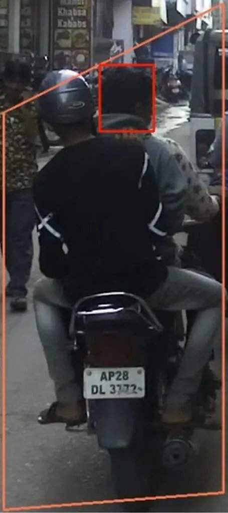 街景后视摄像头画面：两名摩托车骑手，橙色边界框包围两人，红色框高亮显示后座乘客的裸露头部，而骑手佩戴头盔。