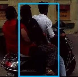 街景摄像头画面：三人共骑一辆摩托车，青色边界框高亮显示三人组，均未佩戴头盔。