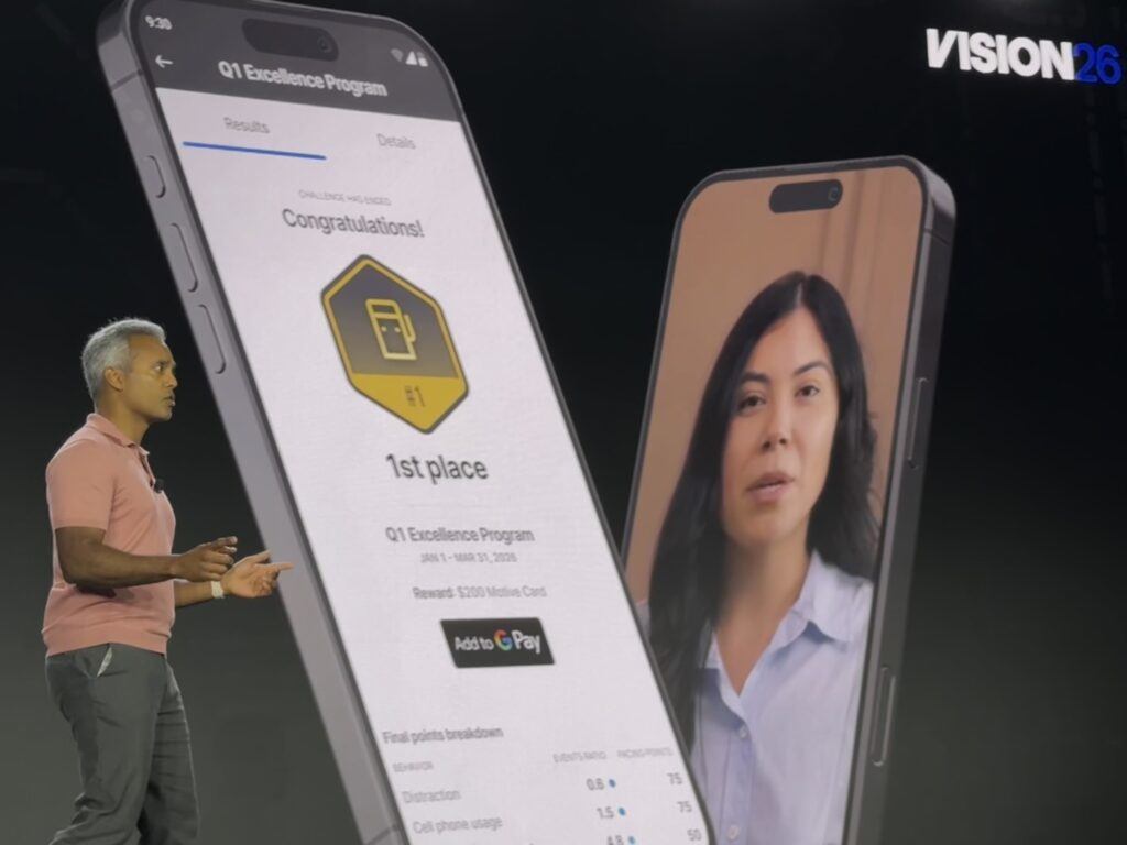 公司首席产品官在舞台上展示 Motive AI 教练