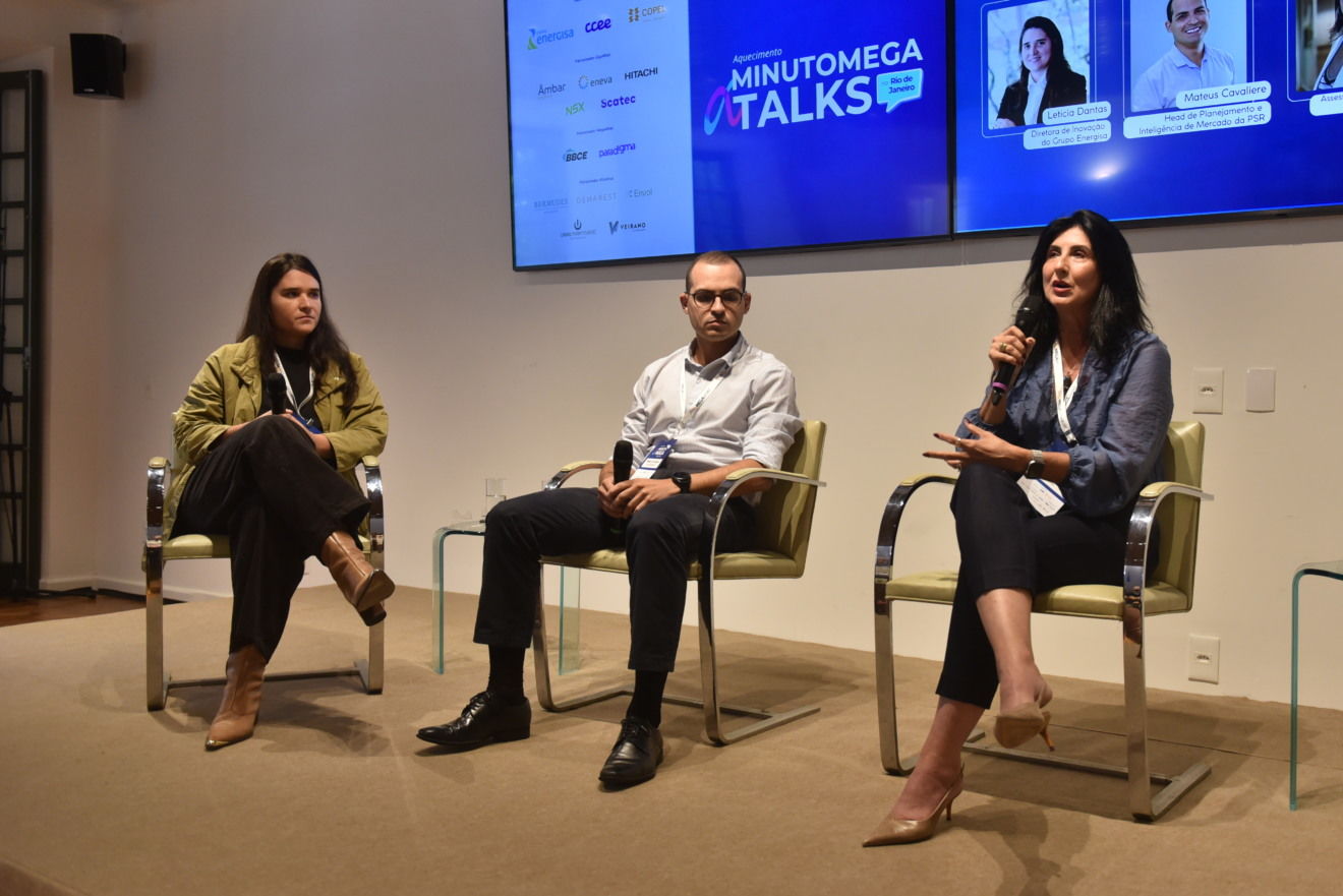 Letícia Dantas, da Energisa, Mateus Cavaliere, da PSR, e Sumara Ticom, do ONS, participam do painel de discussão do Aquecimento do MinutoMega Talks, realizado em 11 de junho de 2026, no Rio de Janeiro.