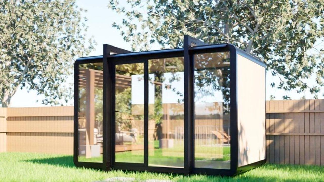 Unidad modular instalada en el patio trasero, con apariencia de moderna casa pequeña, en medio de la crisis habitacional que incrementa la demanda de soluciones compactas.
