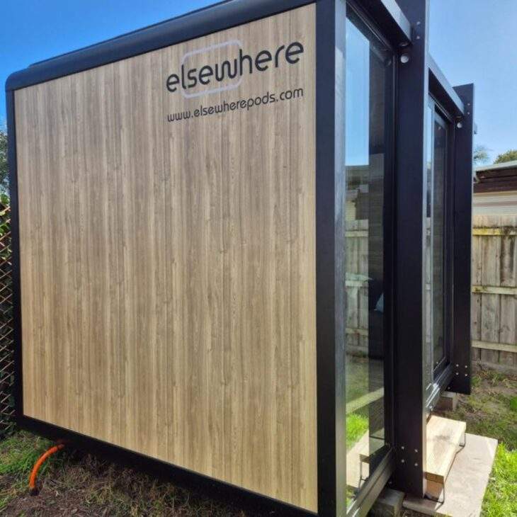 Estructura compacta con revestimiento de madera en los laterales y grandes puertas de vidrio, los módulos Elsewhere Pods se convierten en un símbolo de soluciones no convencionales en Australia, donde la crisis habitacional incrementa la demanda de espacios ensamblables en patios traseros.