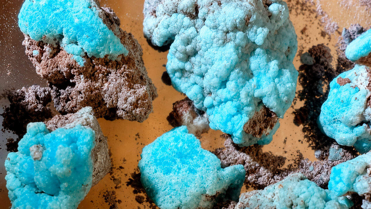 Die chemische Formel des Minerals lautet Na10CaCu2(SO4)8, es erscheint als blaue kugelige Aggregate, die aus tafelförmigen Kristallen mit Flüssigkeits- und Gaseinschlüssen bestehen.