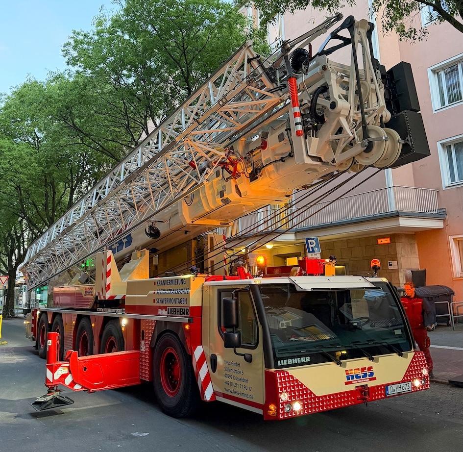 Grua com nova pintura
