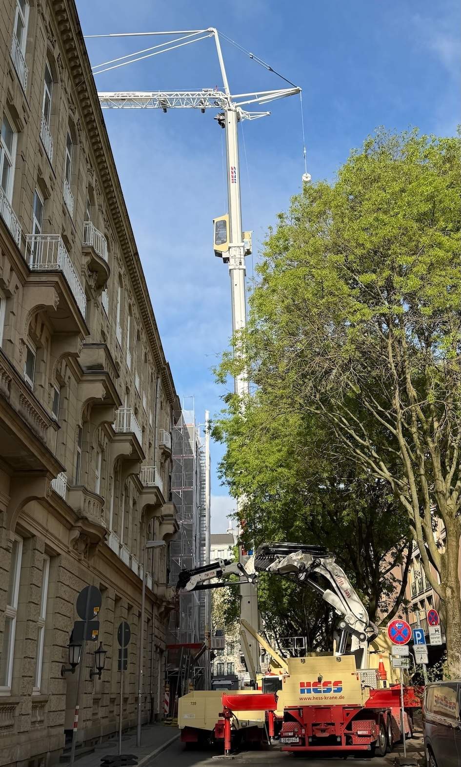 Primeira operação da grua em Düsseldorf