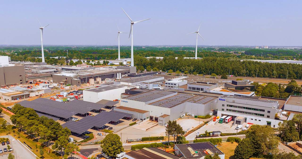 Menapy finance et gère l’infrastructure photovoltaïque et de batteries pour les parkings d’entreprises, garantissant des économies d’énergie immédiates et la conformité sans investissement initial.