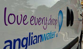 Логотип Anglian Water «Берегите каждую каплю» на грузовике