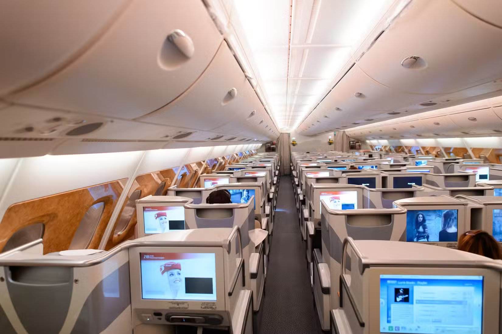 مقصورة درجة رجال الأعمال في طائرة إيرباص A380 التابعة لطيران الإمارات