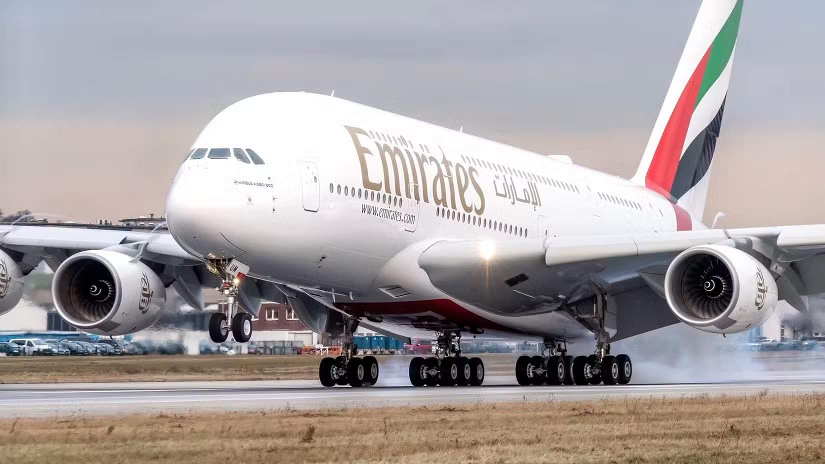 طائرة إيرباص A380 تابعة لطيران الإمارات تهبط بعد رحلة أخرى