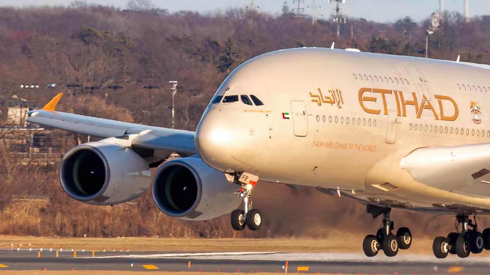 طائرة إيرباص A380 تابعة للاتحاد للطيران على وشك الهبوط