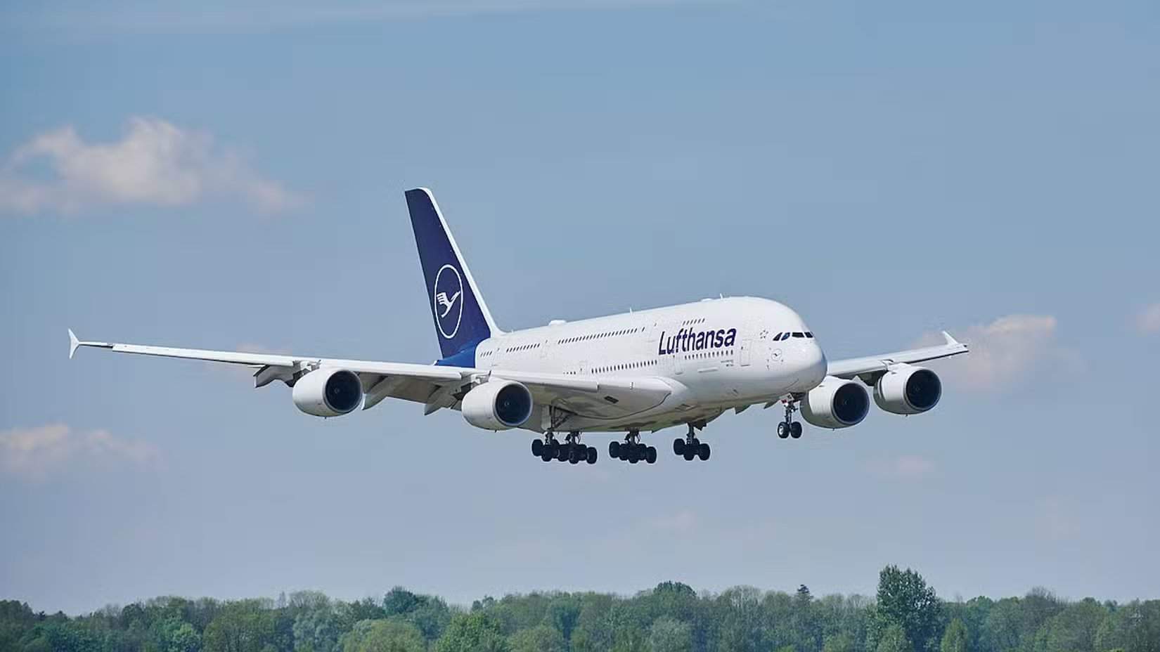 طائرة إيرباص A380 تهبط في دنفر