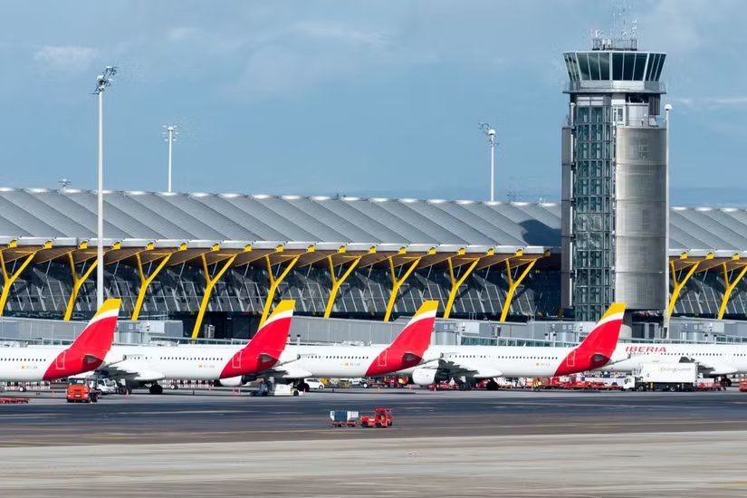 Empenagem da Iberia em frente ao terminal