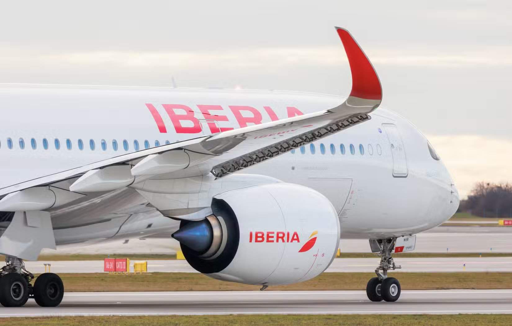 Detalhe do winglet e motor do Airbus A350 da Iberia