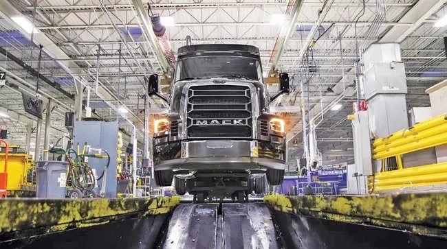 Mack Pioneer en la línea de montaje