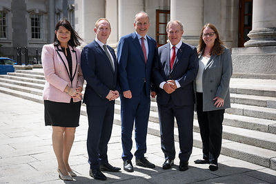 爱尔兰总理米歇尔·马丁（Micheál Martin）与爱尔兰投资发展局（IDA Ireland）首席执行官迈克尔·洛汉（Michael Lohan）共同出席OpenText宣布在科克和高威创造400个新工作岗位的活动，这是其在欧洲扩大代理AI、主权云和网络安全业务1.05亿欧元投资的一部分。图中左至右：爱尔兰投资发展局（IDA Ireland）技术主管安妮·玛丽·蒂尔尼·勒鲁（Anne Marie Tierney Le Roux）；爱尔兰投资发展局（IDA Ireland）首席执行官迈克尔·洛汉；爱尔兰总理米歇尔·马丁；OpenText董事长托马斯·詹金斯（Thomas Jenkins）；OpenText首席数字官兼首席信息官香农·贝尔（Shannon Bell）。