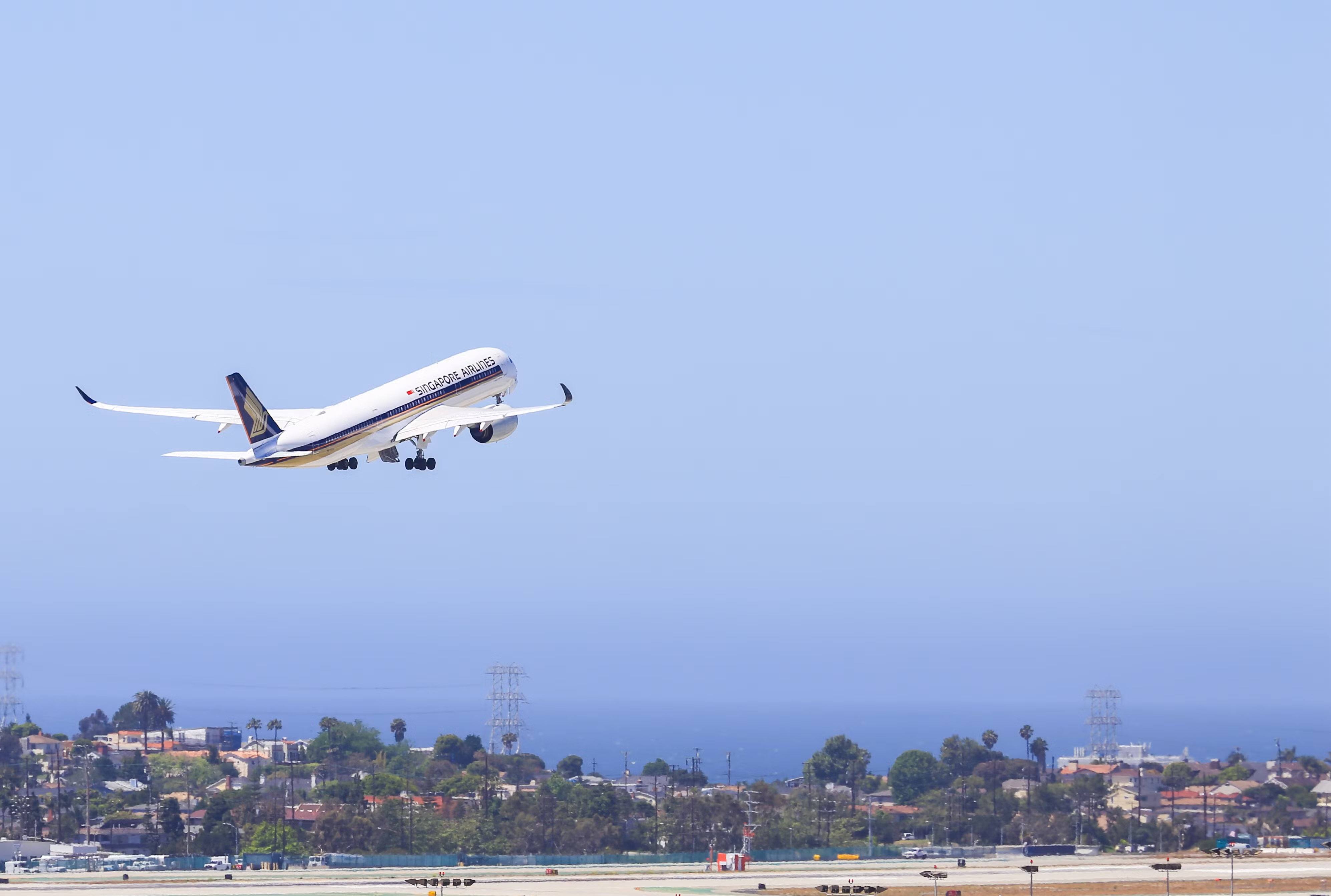 新加坡航空空客A350从洛杉矶国际机场(LAX)起飞