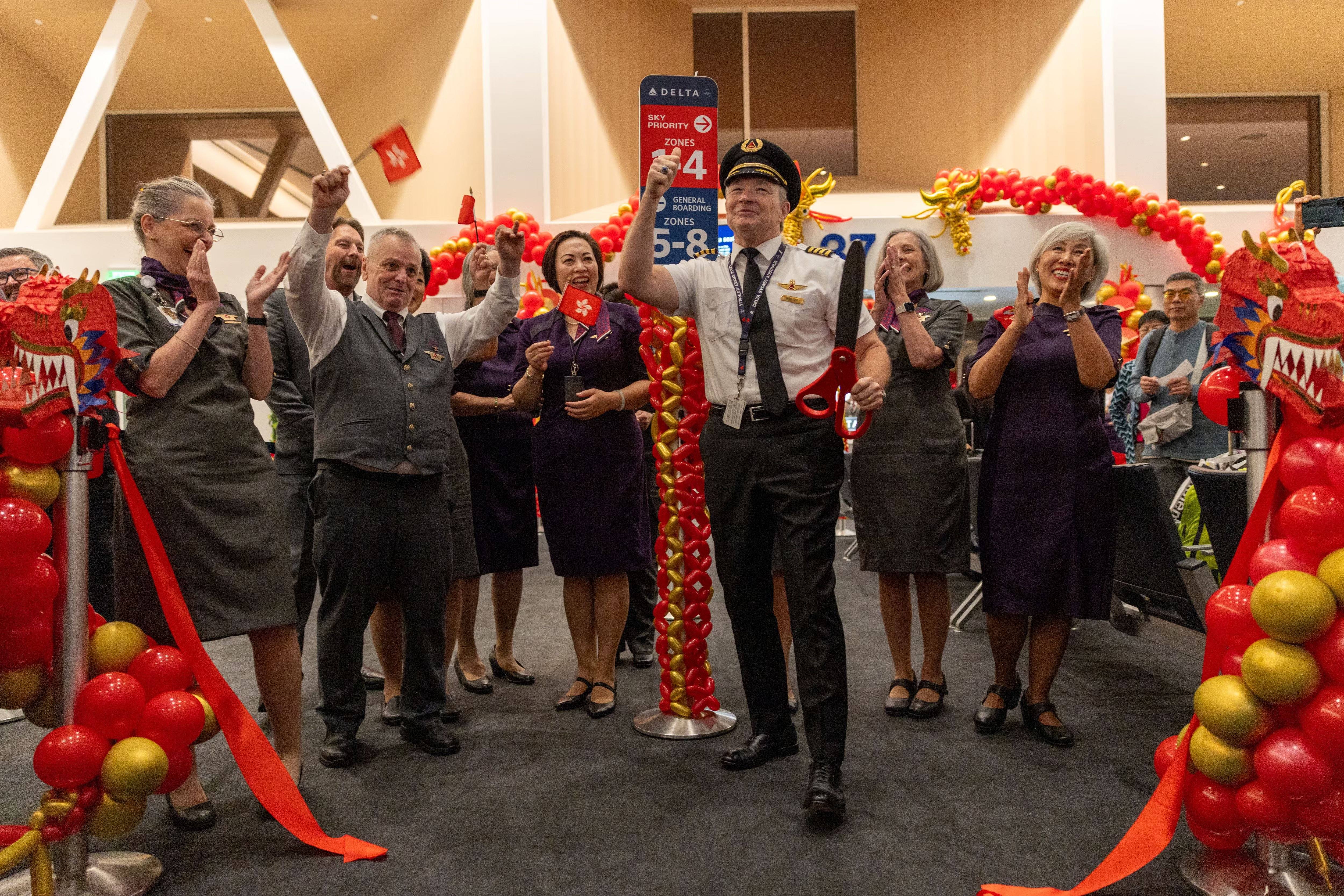 在旅客登机达美航空飞往香港的首航航班之前,他们提前预览了目的地本身