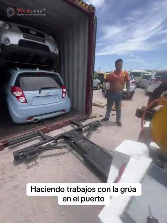 ?? Estamos aquí descargando estos autos que vienen en contenedores ? Realizando trabajos en la portu