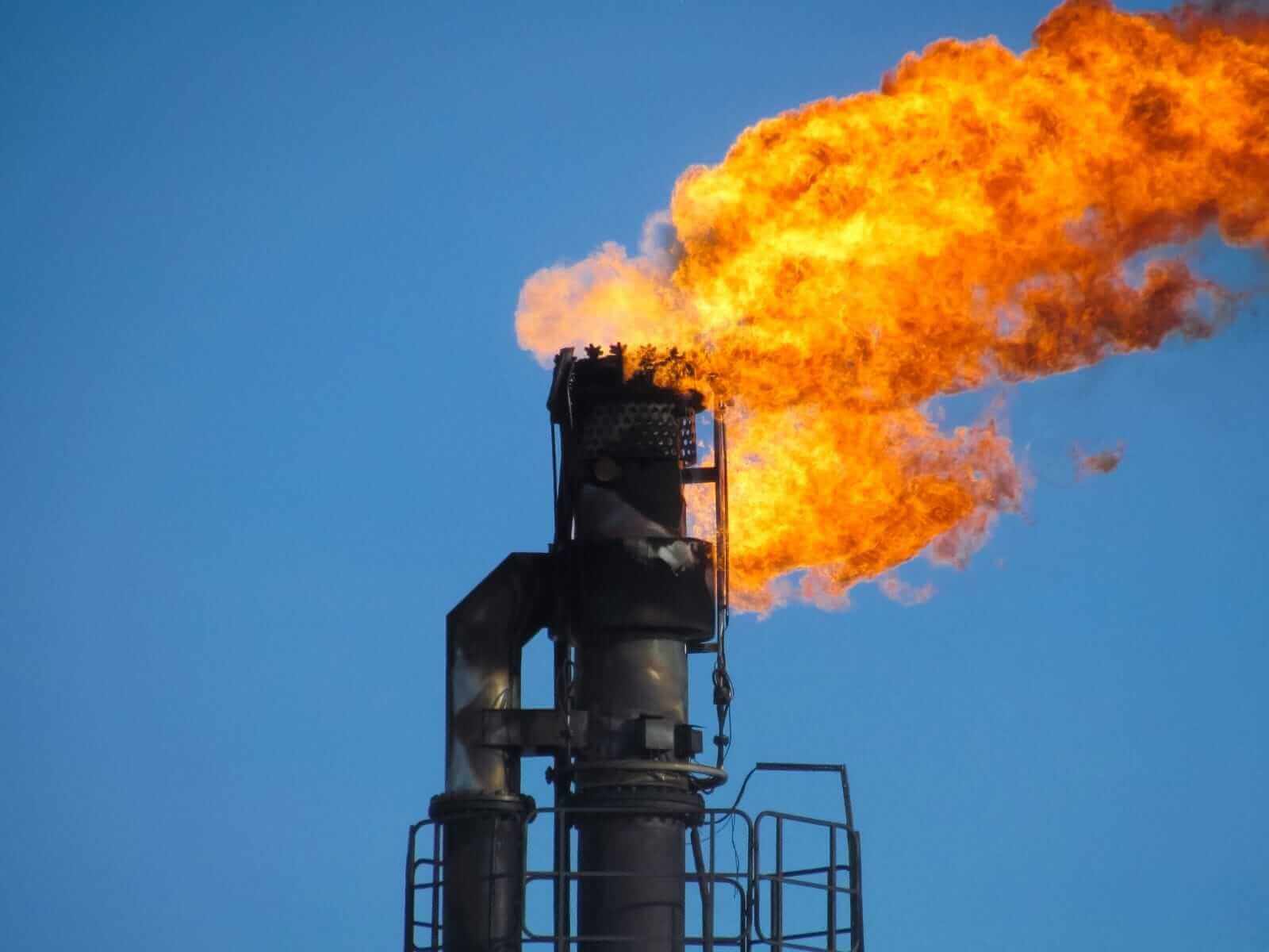 Natural gas burnoff refinery by Leonid Eremeychuk via iStock