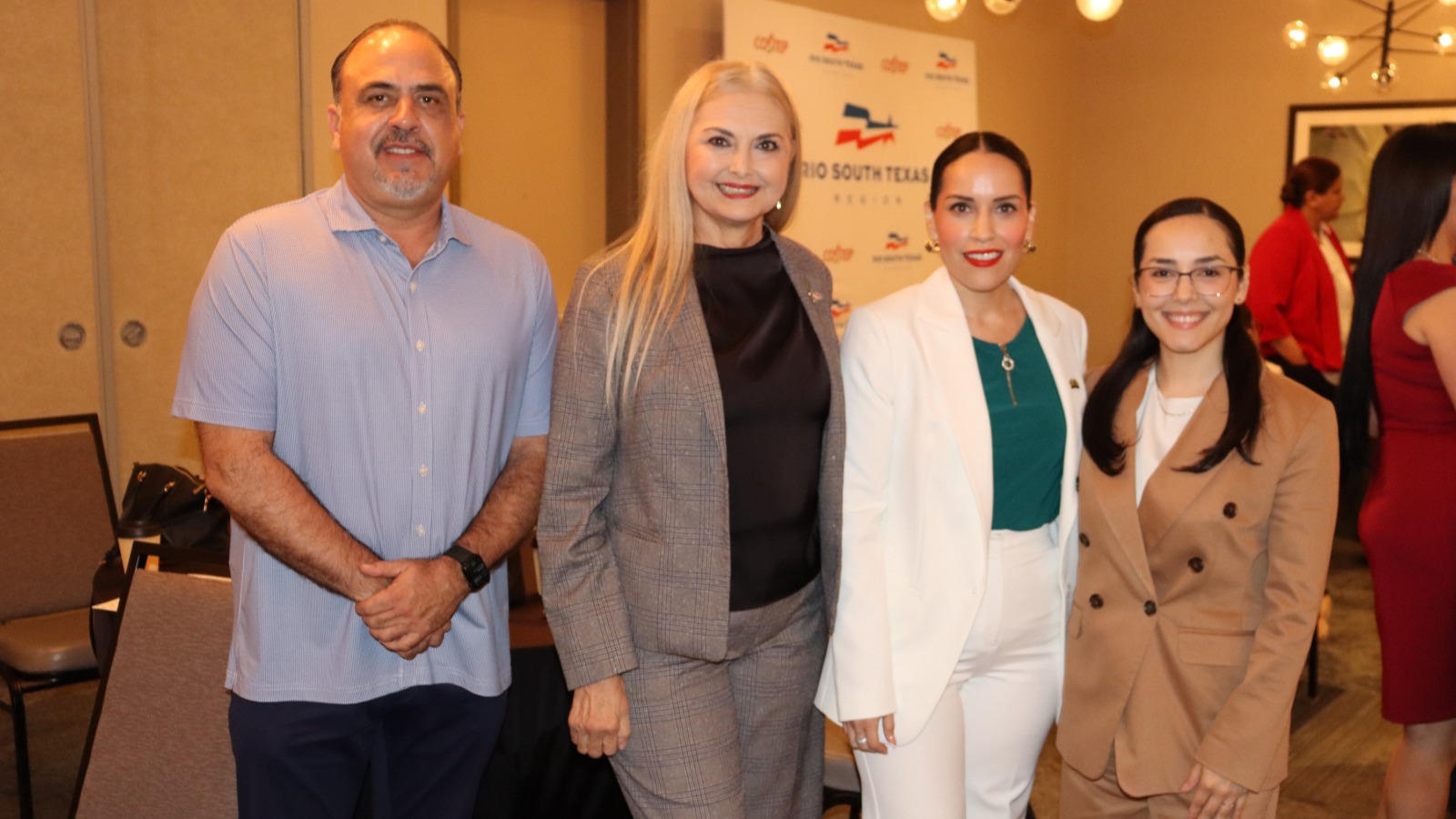 Sergio Gracia,墨西哥工业(Mexico Industry)总裁;Beatriz Castro,Starr Camargo Bridge国际商务总监;Julia Martínez,Trancasa营销与客户服务经理;Marile Rocha,O&P Tax Consulting Group人力资源与公司关系合伙人。