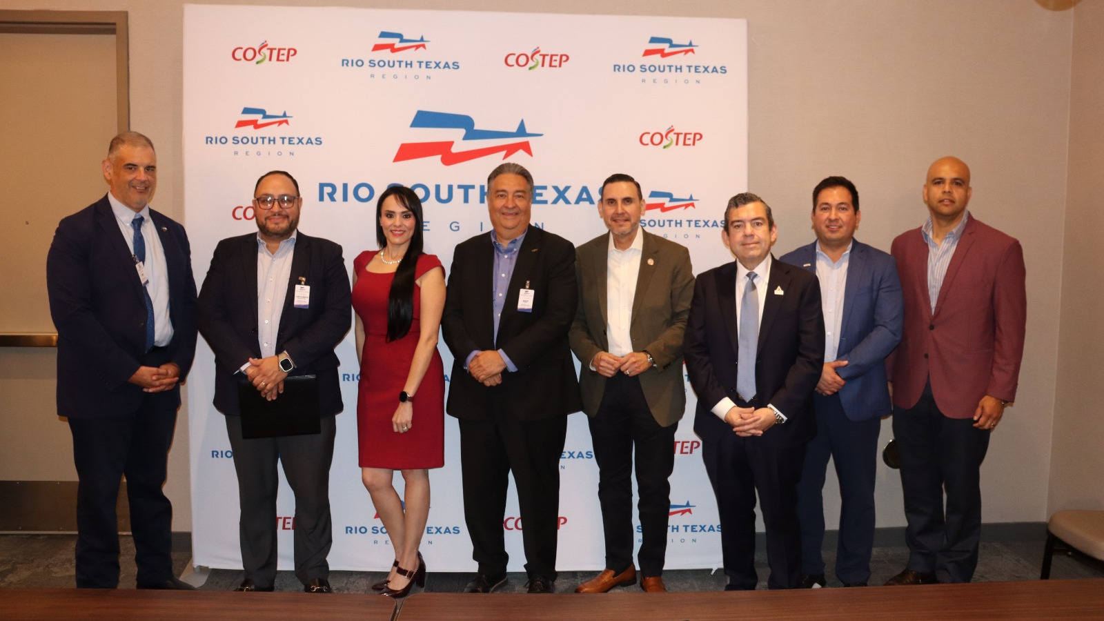 Rick Carrera,南得克萨斯经济进步委员会(COSTEP)经济发展总监;Luis Alberto González Olvera,圣路易斯波托西汽车集群(Clúster Automotriz de San Luis Potosí)总经理;Brenda Martínez,劳动力解决方案(Workforce Solutions)商业关系代表;Adam Gonzalez,南得克萨斯经济进步委员会(COSTEP)首席执行官;Ralph García,麦卡伦经济发展公司(McAllen EDC)运营总监;Jorge Torres,Interlink Trade Services总裁;David Ortiz,德克萨斯制造援助中心(TMAC)区域总监;Carlos Telles,世邦魏理仕(CBRE)副总裁。