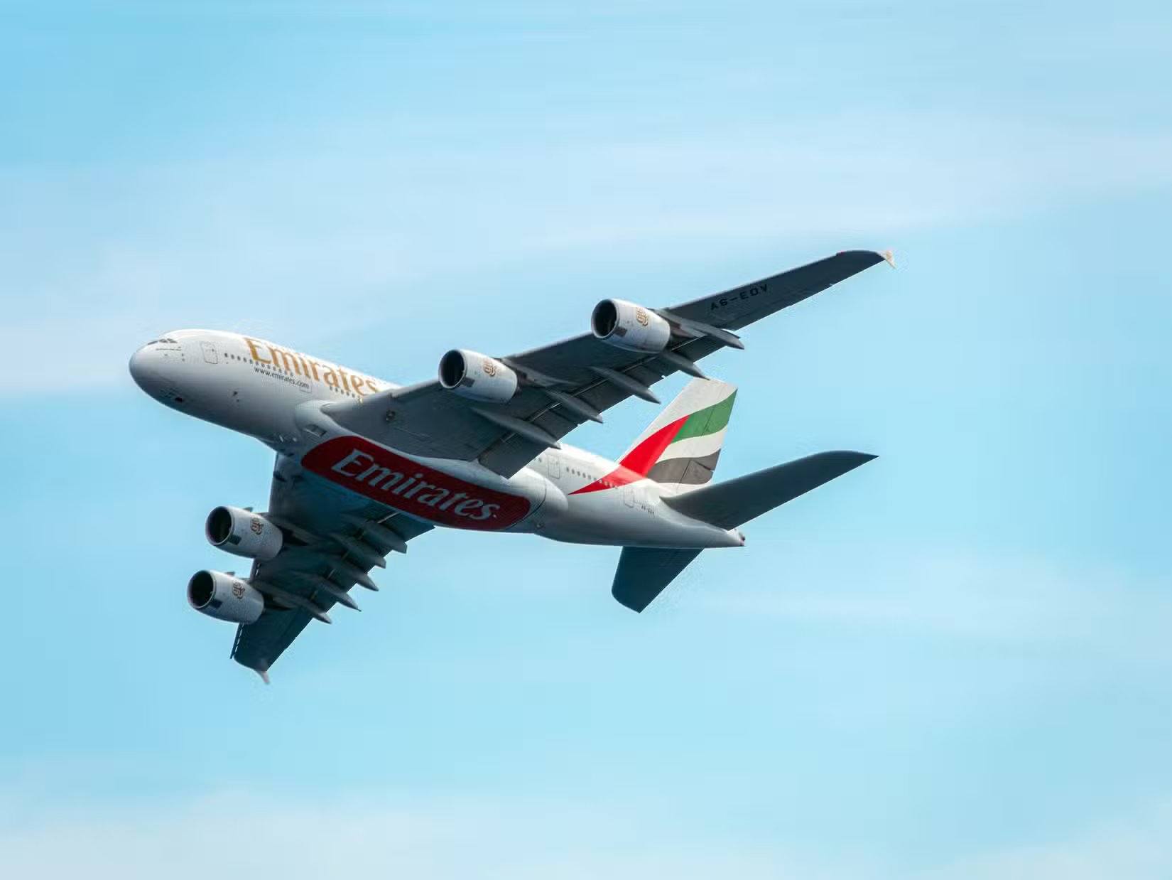 阿联酋航空的空客A380是一款非常大的宽体客机,它是世界上最大的客机,也是唯一的全双层喷气式客机