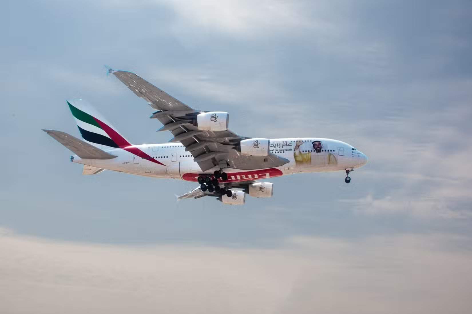 阿联酋航空空客A380-861在伦敦希思罗机场降落