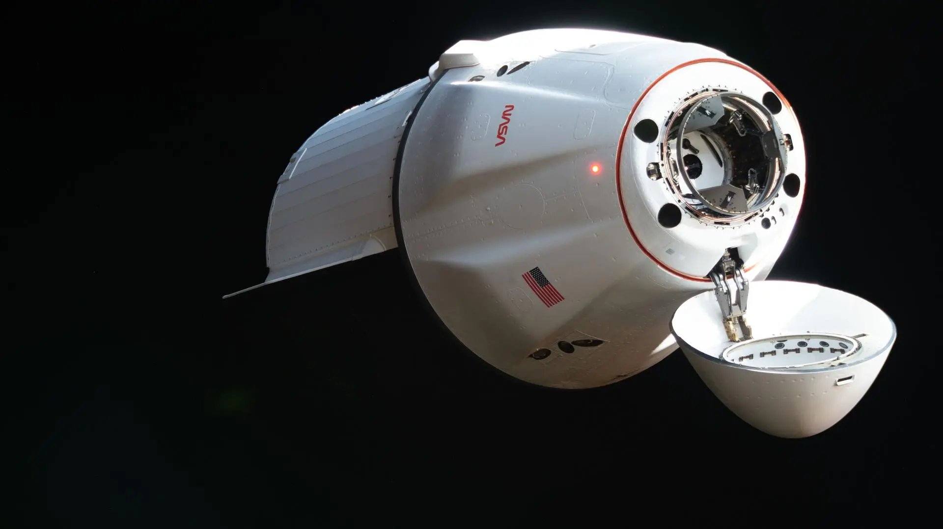 2026年5月17日，太空探索技术公司（SpaceX）的龙（Dragon）货运飞船为美国国家航空航天局（NASA）执行第34次商业补给服务任务，携带近6500磅食物、物资和设备接近国际空间站（ISS），为远征74号（Expedition 74）机组提供补给。