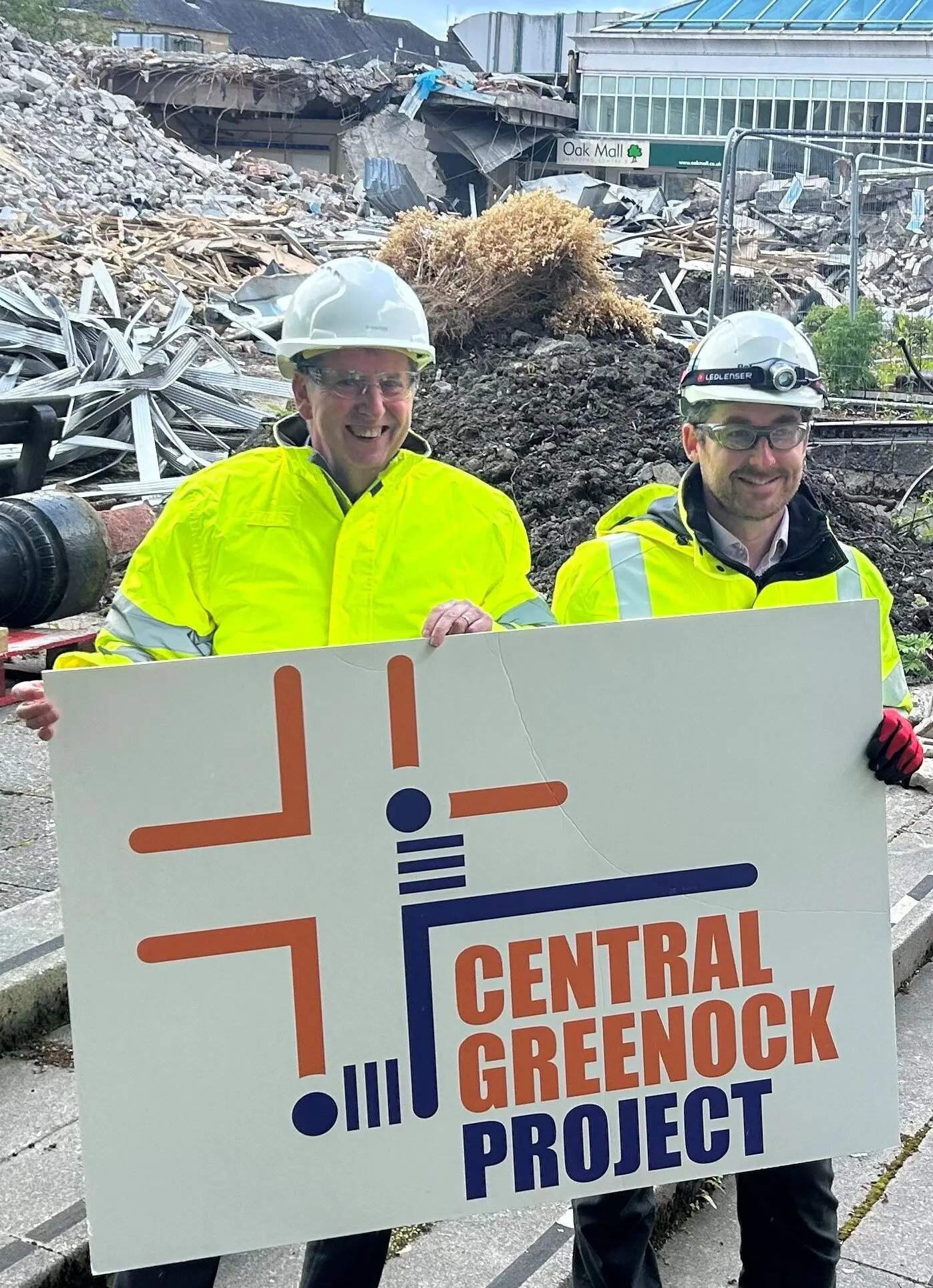 议员吉姆·克洛赫蒂(Jim Clocherty)与承包商巴尔弗·比蒂(Balfour Beatty)的拉塞尔·汤姆森(Russell Thomson)