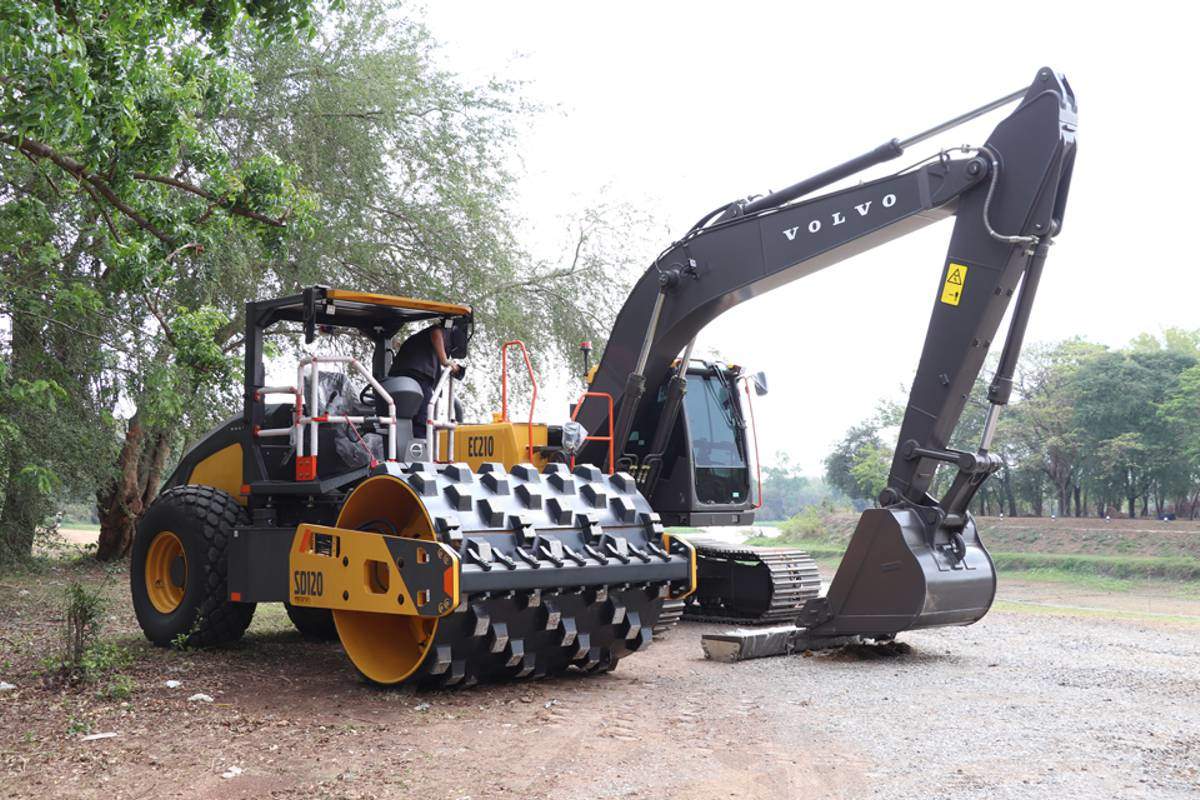 沃尔沃建筑设备（VolvoCE）庆祝在泰国的首台SD120压路机
