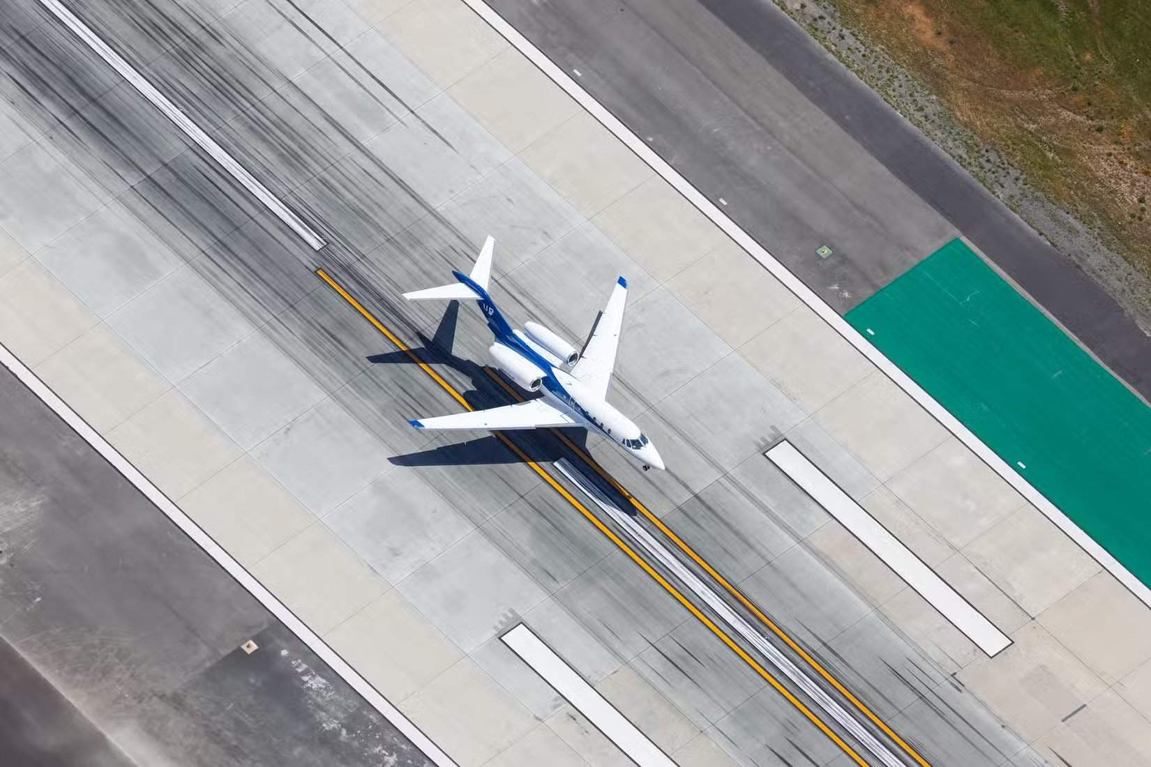 一架Wheels Up塞斯纳奖状X(Cessna Citation X)即将降落在跑道上