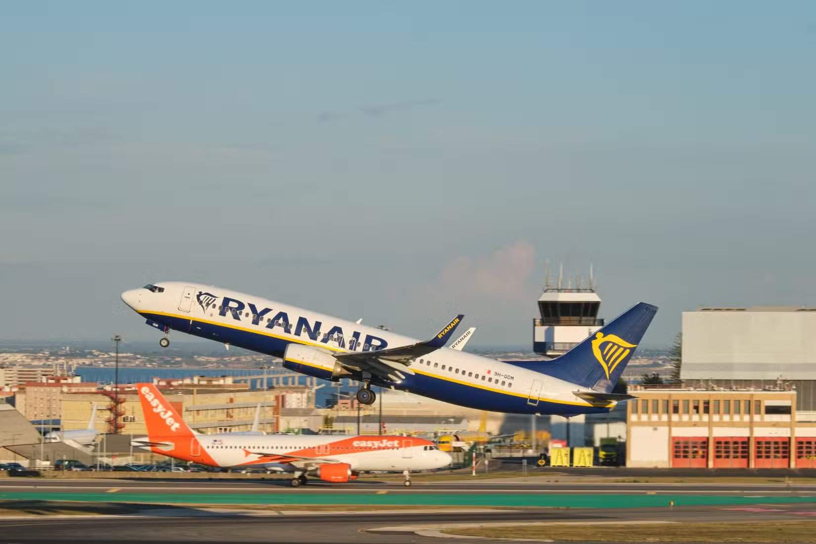 瑞安航空波音737起飞,背景为易捷航空飞机