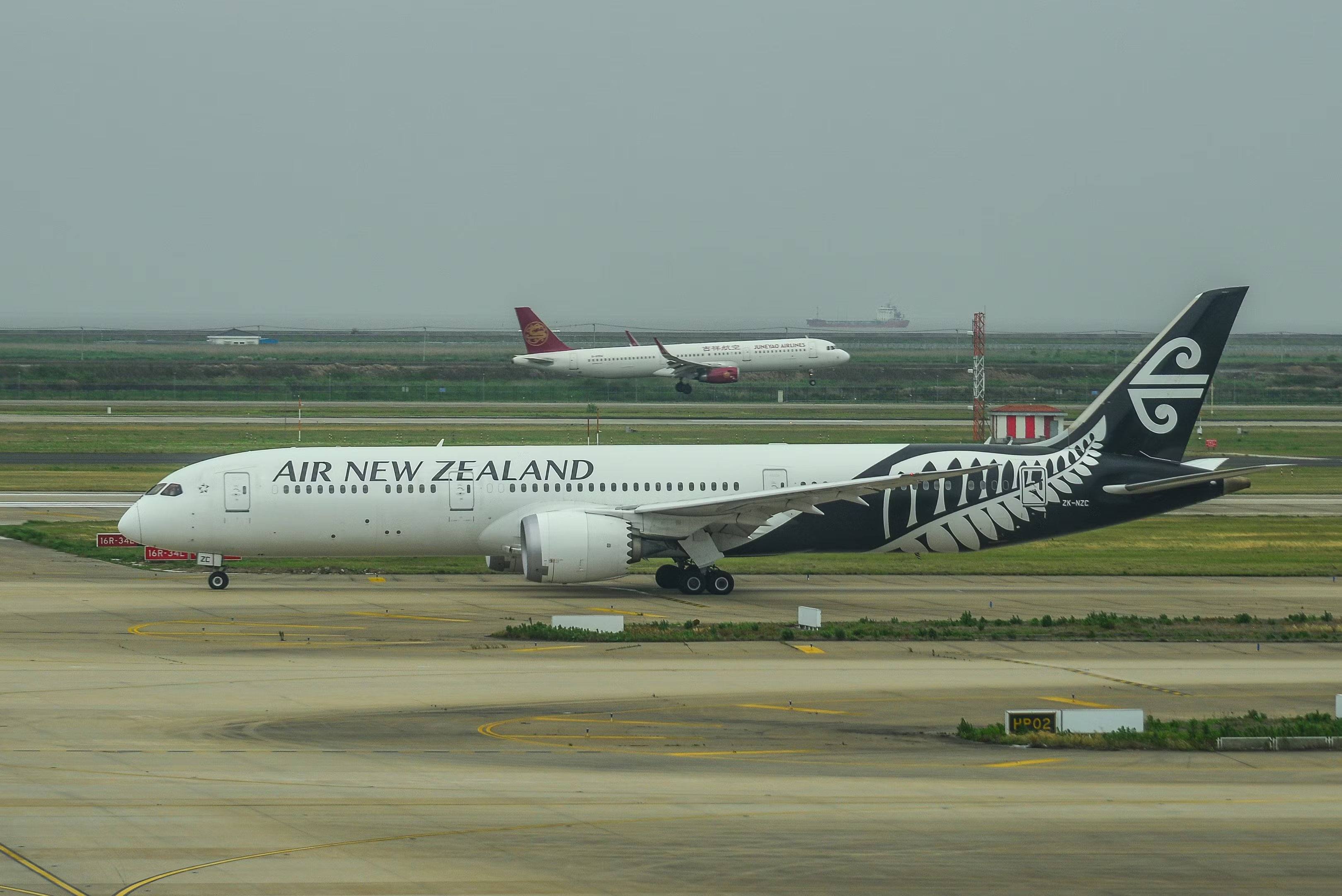 新西兰航空波音787-9滑行