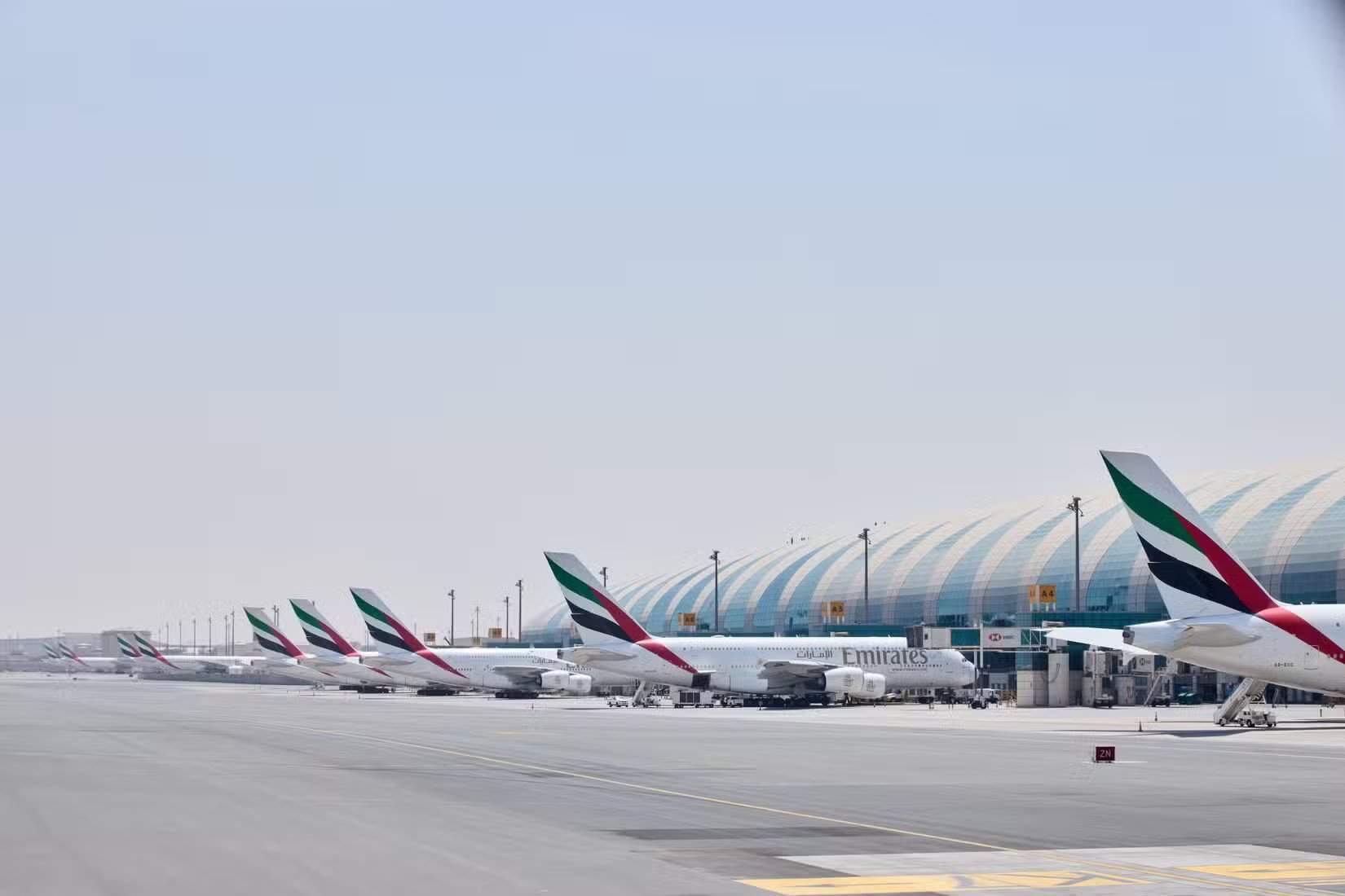 阿联酋航空飞机停靠在DXB