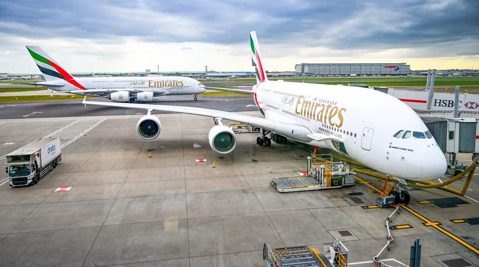 两架阿联酋航空A380在LHR