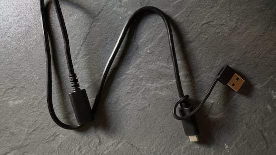 附带一根连接线，左侧是USB-C母口，中间是USB-C，右侧是USB-C转USB-A适配器。