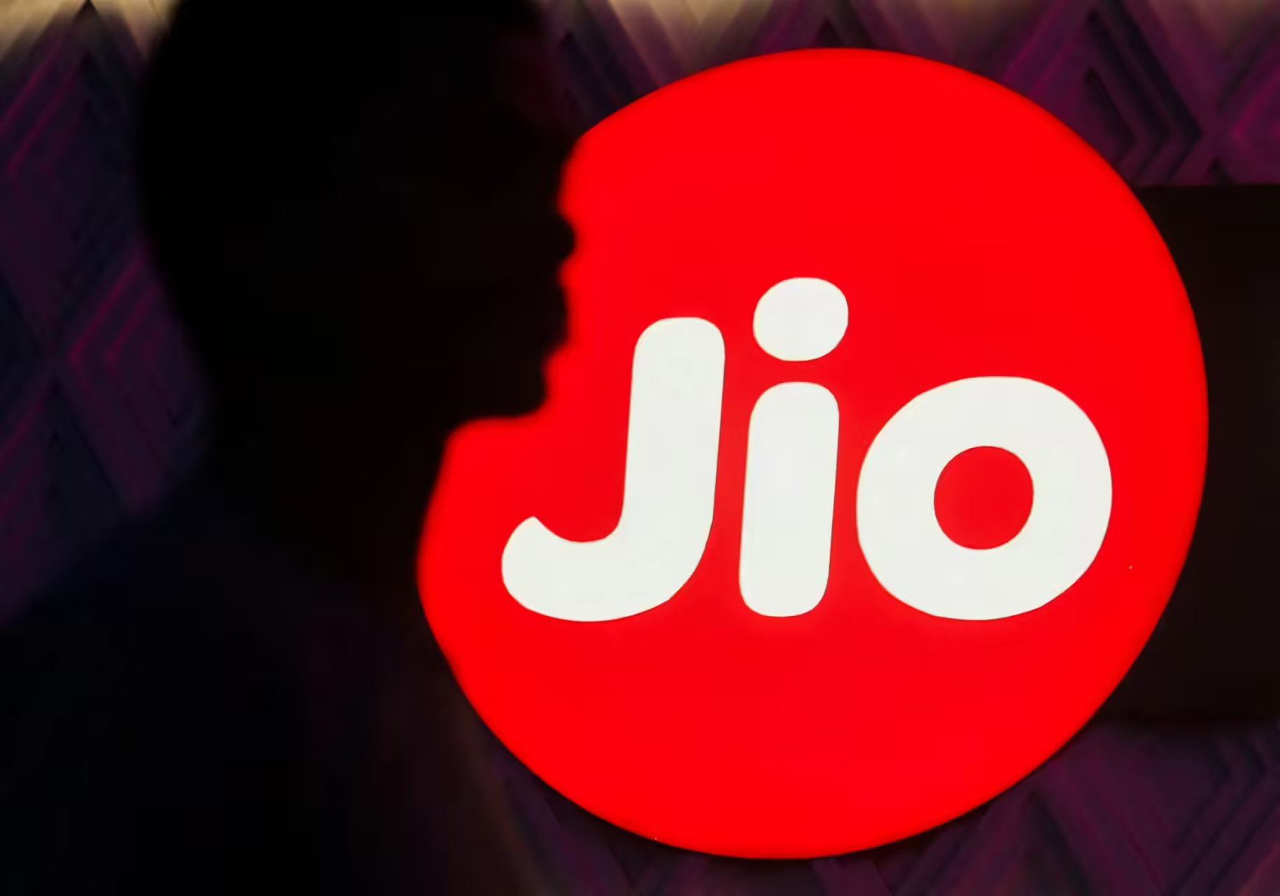 Мужчина проходит мимо логотипа Jio компании Reliance Industries на улице Мумбаи, Индия, 24 марта 2026 года. Reuters/Francis Mascarenhas