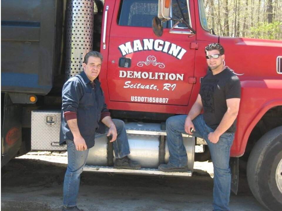 Mancini Demolition es un contratista de demolición familiar de tres generaciones fundado y establecido por Ralph Mancini Sr. en 1948, que presta servicios en todo Rhode Island, Massachusetts y el sureste de Connecticut.