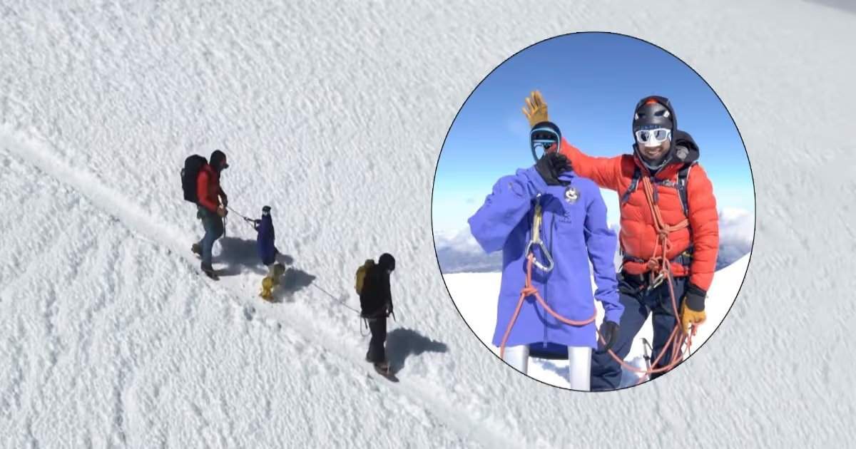 El robot humanoide Pemba en la cima del volcán Chimborazo, con un fondo de cielo azul y paisaje nevado