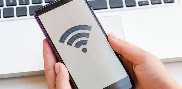 Schéma d’un réseau Internet connectant divers appareils numériques à haut débit