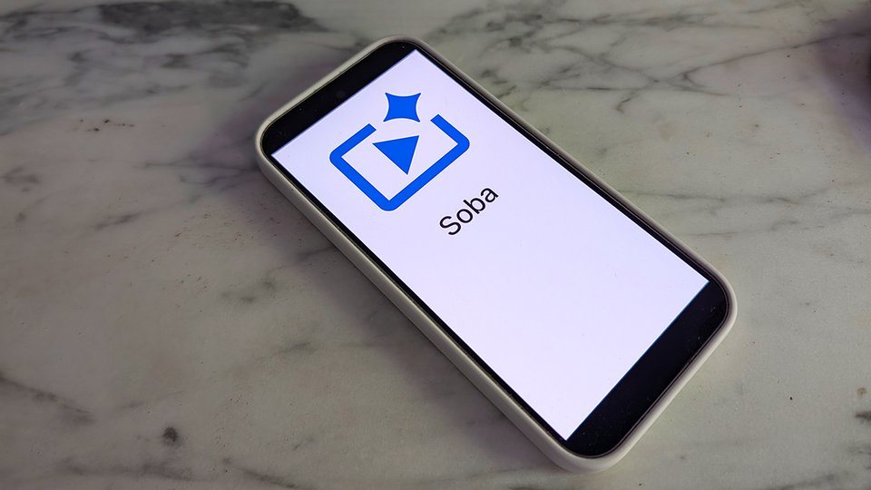 一部智能手机展示谷歌相册未发布“Soba”视频功能的图标。